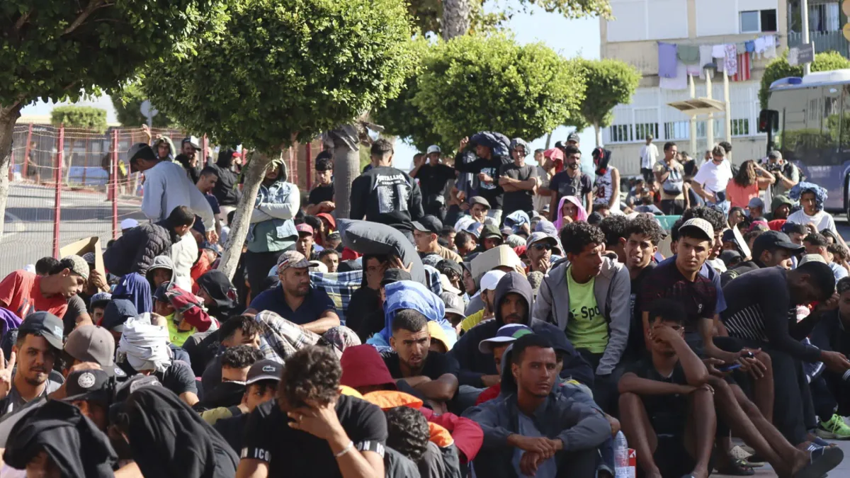 Crisis migratoria en Ceuta, en directo | El BOE publica la lista de polideportivos y espacios ceutíes que albergarán a inmigrantes, pese a la oposición de los vecinos