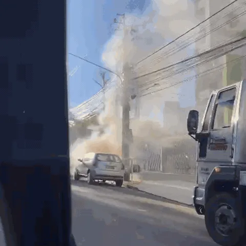 Carro pega fogo após pane na Afonso Pena e tem frente destruída pelas chamas