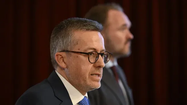 Segurança? Moedas recusa guerra com Governo mas diz-se "alarmado"