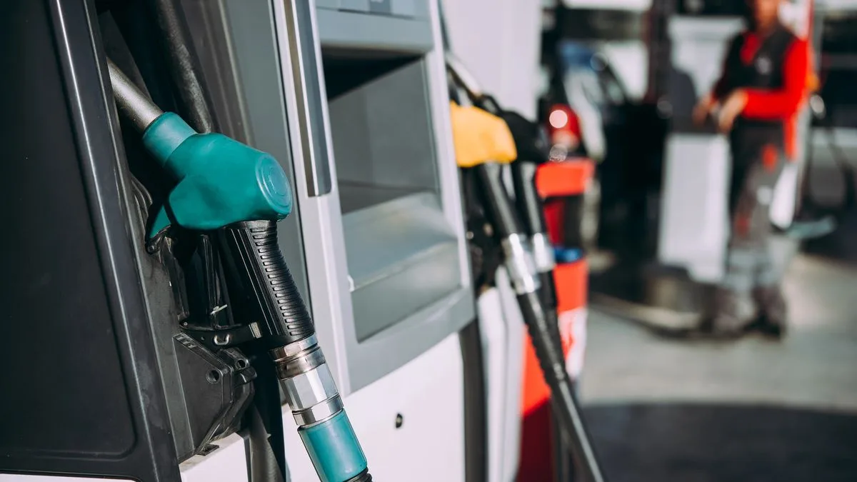 Nafta y gasoil: el Gobierno frenó por un mes la suba de impuestos