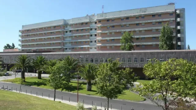 Homem baleado à porta de bar no Seixal. Terá sido atingido por 4 tiros