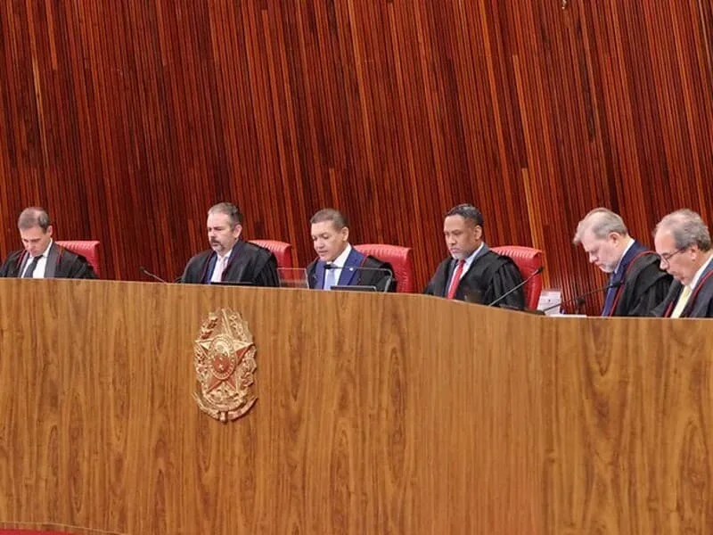 TSE rejeita multa a Flávio Bolsonaro e define critério para deepfake