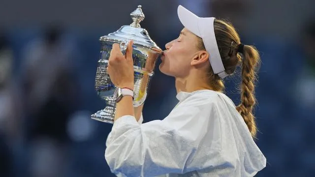 Tennis: Superstars begeistert: Rybakina triumphiert bei US Open