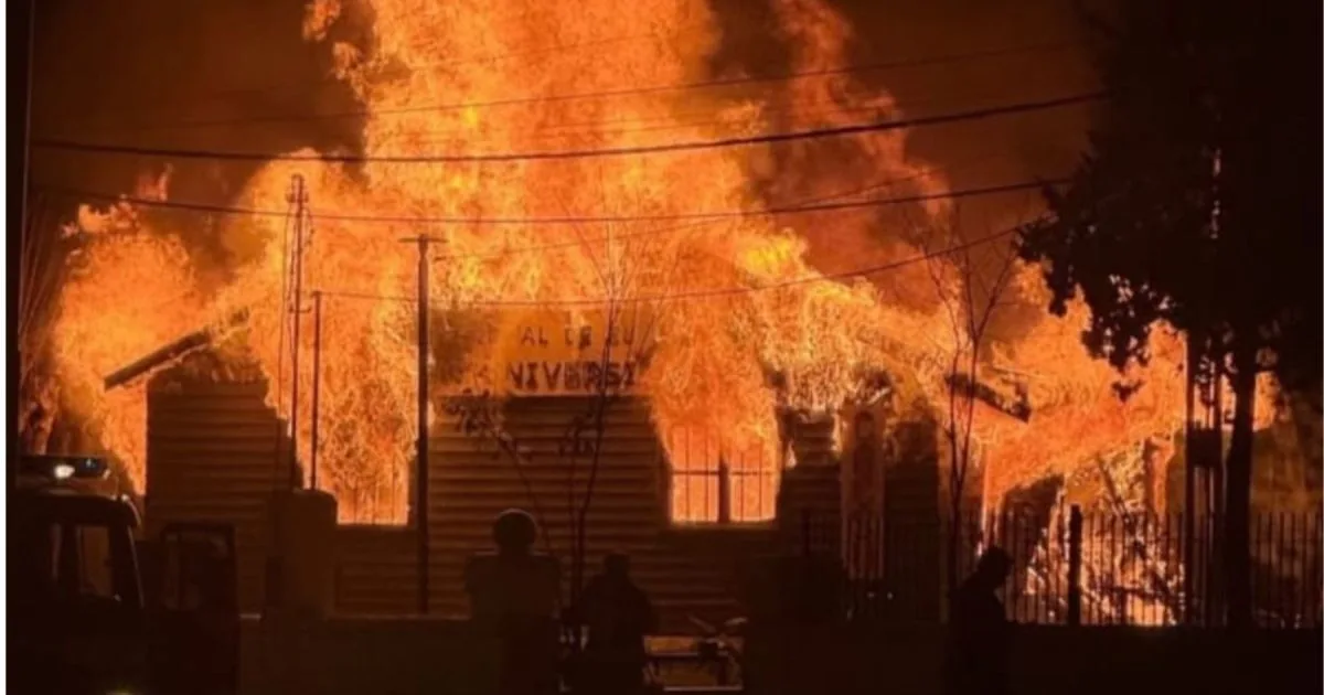 Devastador incendio en un edificio público de Catriel: bomberos lograron contener las llamas en Desarrollo Social