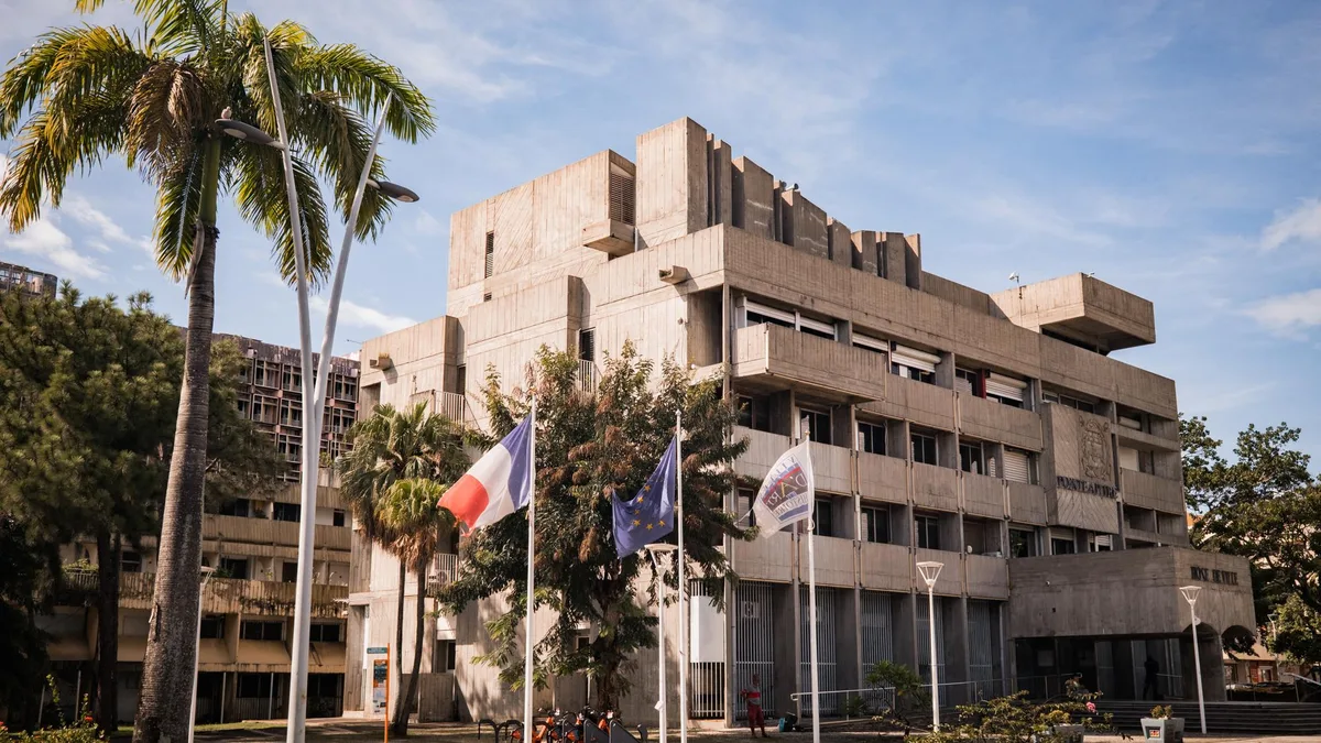 En Guadeloupe, les autorités vont plus loin qu’en Hexagone après les violences du week-end