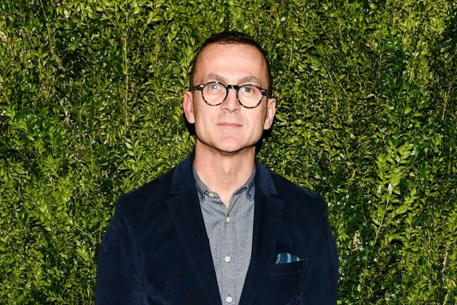 Diretor de moda enfrenta ativistas que interrompem desfile. Tirou licença