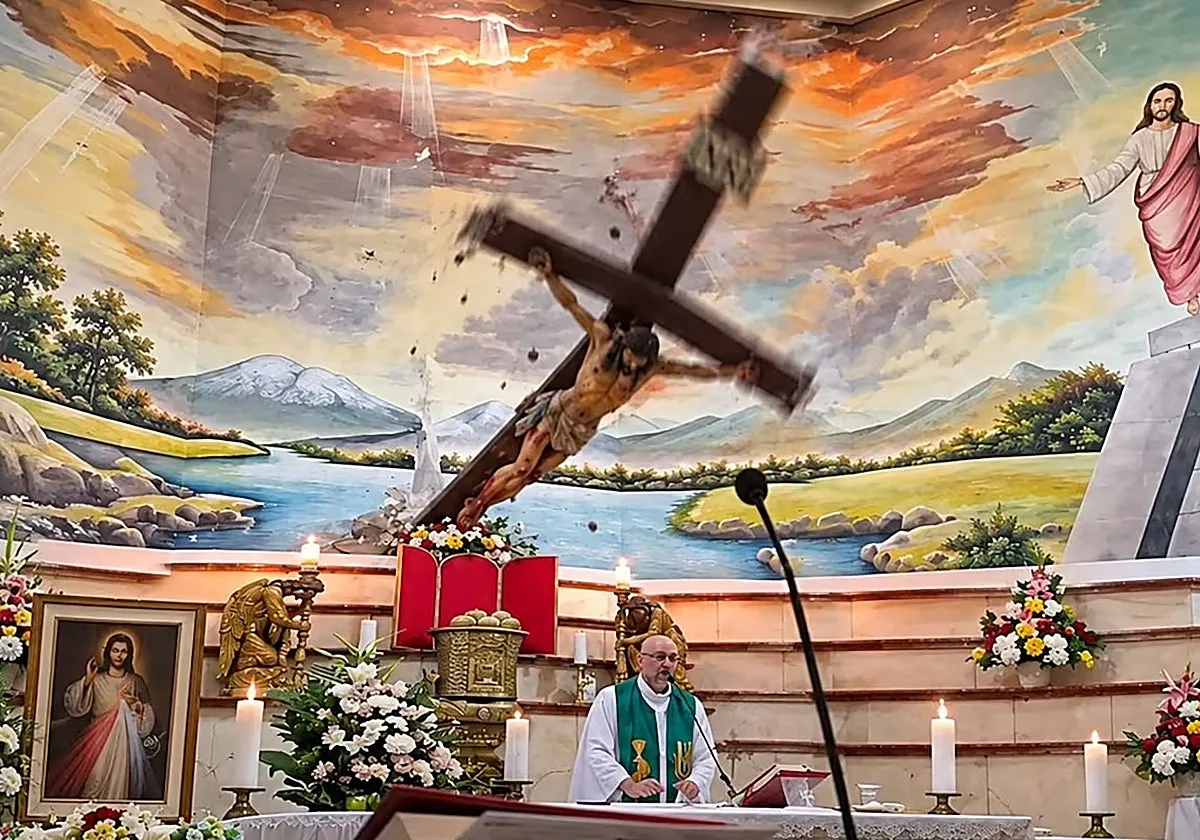 Un sacerdote muere en plena misa tras caerle encima una cruz en Ecuador