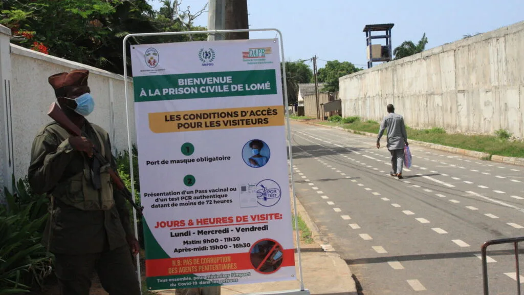 Au Togo, les journalistes français et leur fixeur, incarcérés fin juillet, libérés provisoirement