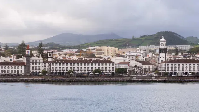 Viagens aéreas? Líder do PS/Açores exige solução urgente para reembolsos