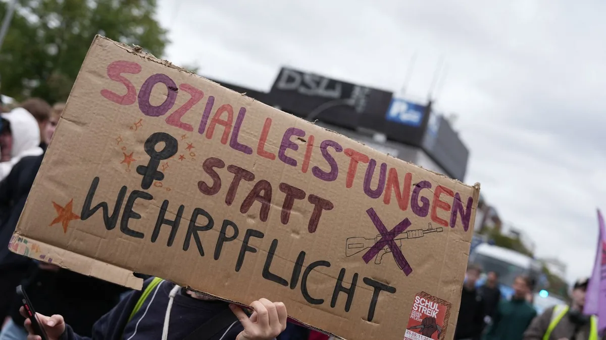 Demonstration: Schüler protestieren vor Berliner Gymnasium
