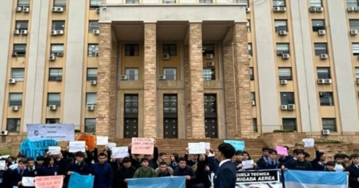 Polémica en una histórica escuela aeronáutica de Mendoza: eliminó el examen de ingreso y desató la bronca de alumnos y padres