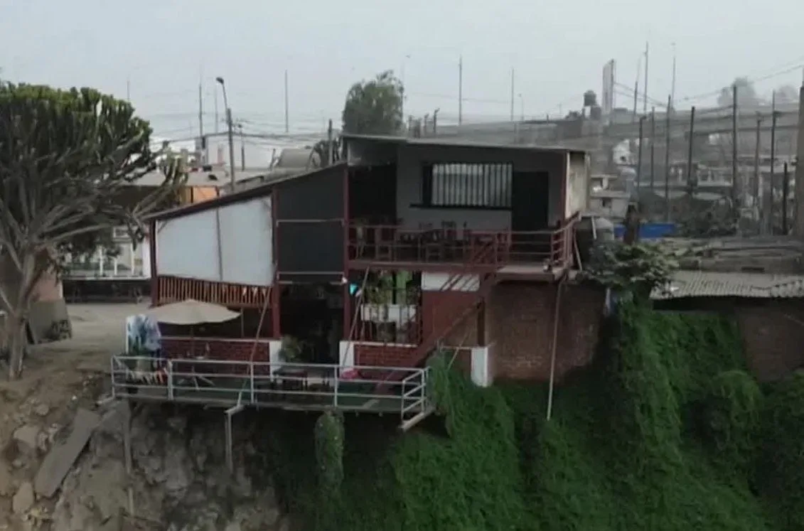Local de cevichería a punto de caer al Río Rímac: estructura está al aire y solo se sostiene por una barra de fierro en Huachipa