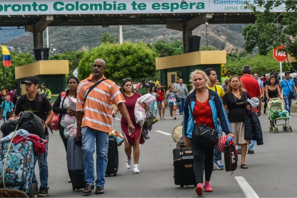 En riesgo de deportación 600 mil venezolanos tras anuncios de presidente de Colombia