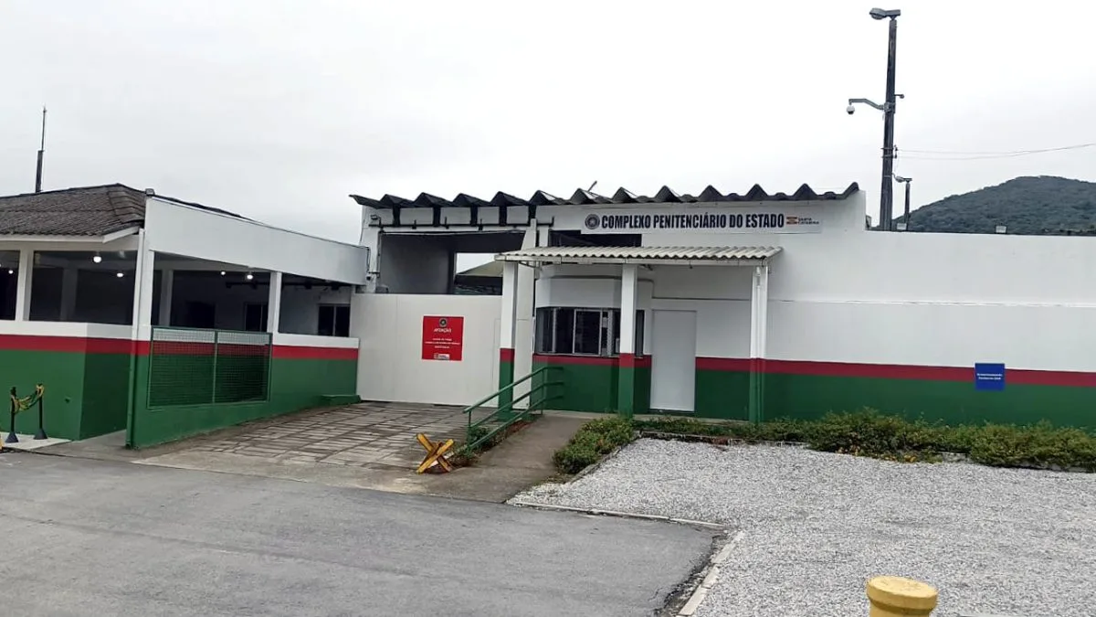 Advogada suspeita de ajudar a movimentar dinheiro de detentos para facção criminosa em SC é presa preventivamente