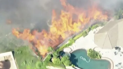 "La fumée est devenue si épaisse que je ne voyais plus rien" : Los Angeles menacé par les flammes