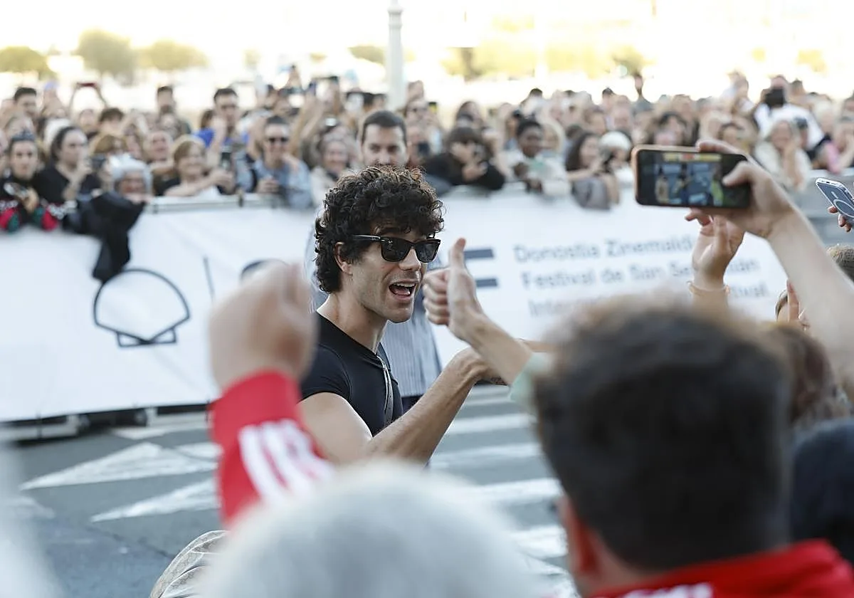 La 'bolamanía' se desata en San Sebastián, que se rinde ante el fenómeno de los Javis