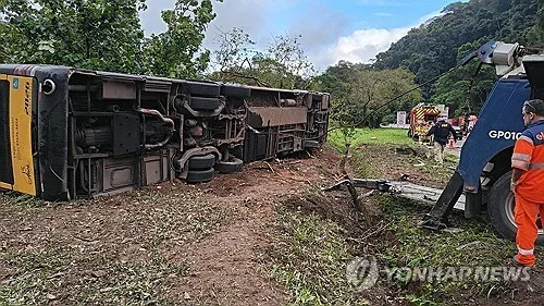 브라질서 관광버스 전복…최소 10명 사망·37명 부상