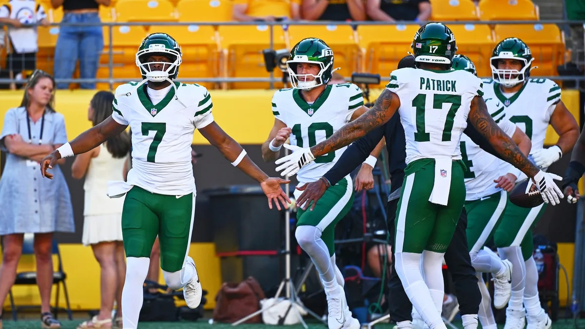 Geno Smith throws a touchdown pass during his 1-drive cameo as Jets top Steelers 17-0
