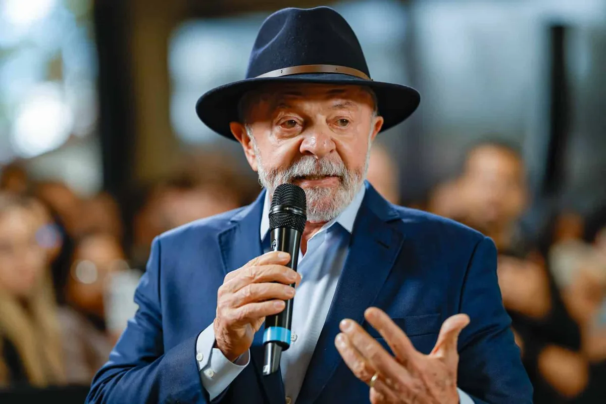 Fila do INSS zerada: Lula anuncia no JN e convida Tralli e Renata para evento