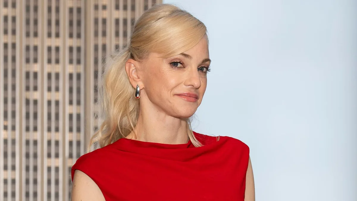 La actriz Anna Faris, tras superar sus problemas con el alcohol, responde al productor Chuck Lorre por sus duras palabras: "No me lo esperaba y duele"