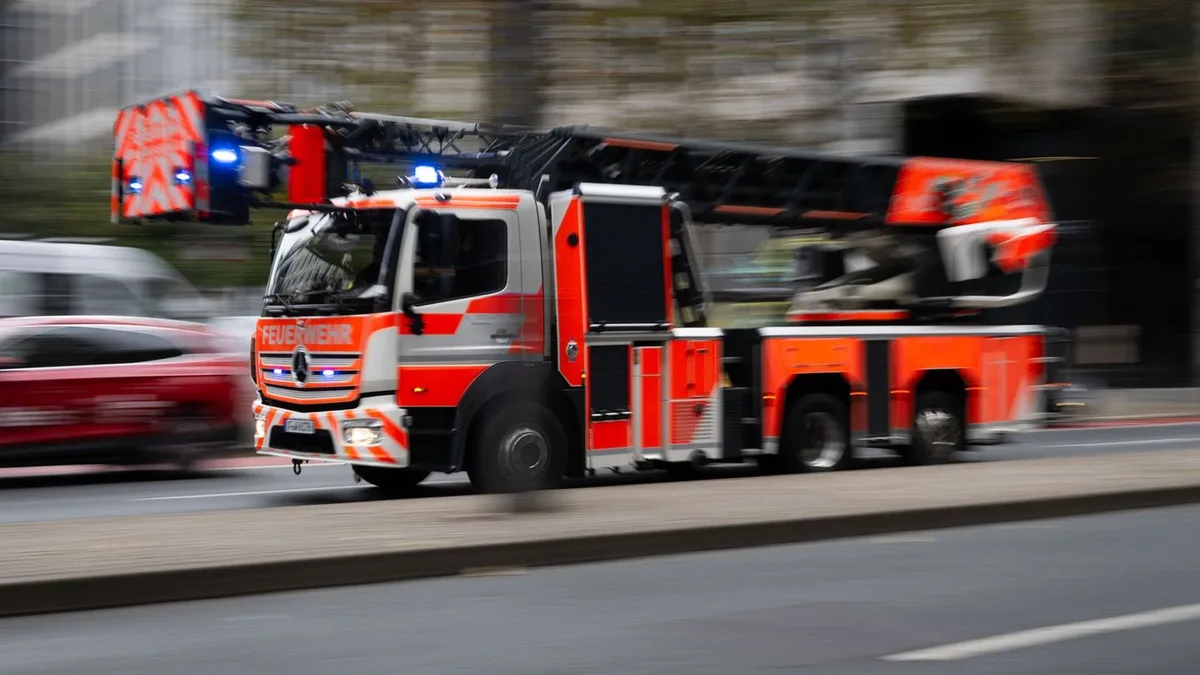 Brand gelöscht: Leicht verletzte Person bei Brand in Mehrfamilienhaus