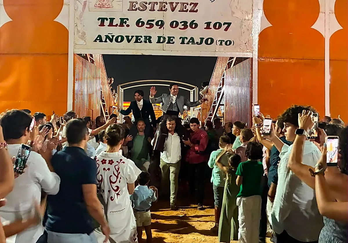 Ventura y Andrés Romero salen a hombros en una noche a caballo en El Rocío