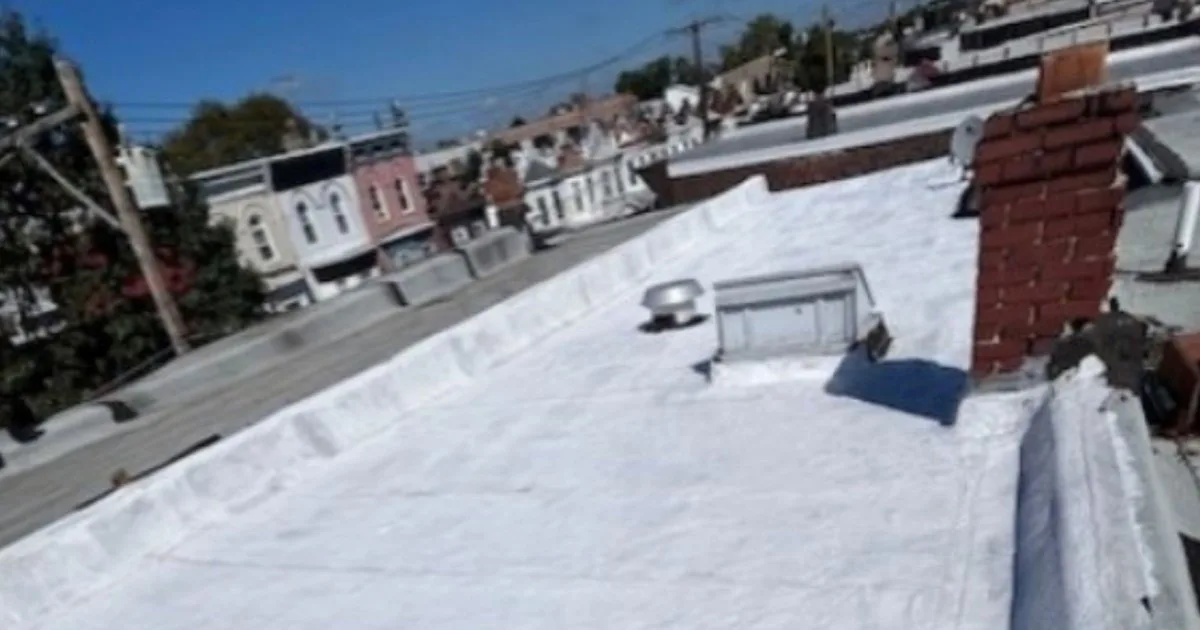 Pintaron de blanco los techos de 340 casas para reducir el calor y el consumo de aire acondicionado, logrando bajar hasta 2.8 °C la temperatura de los techos y 560 kWh anuales de consumo