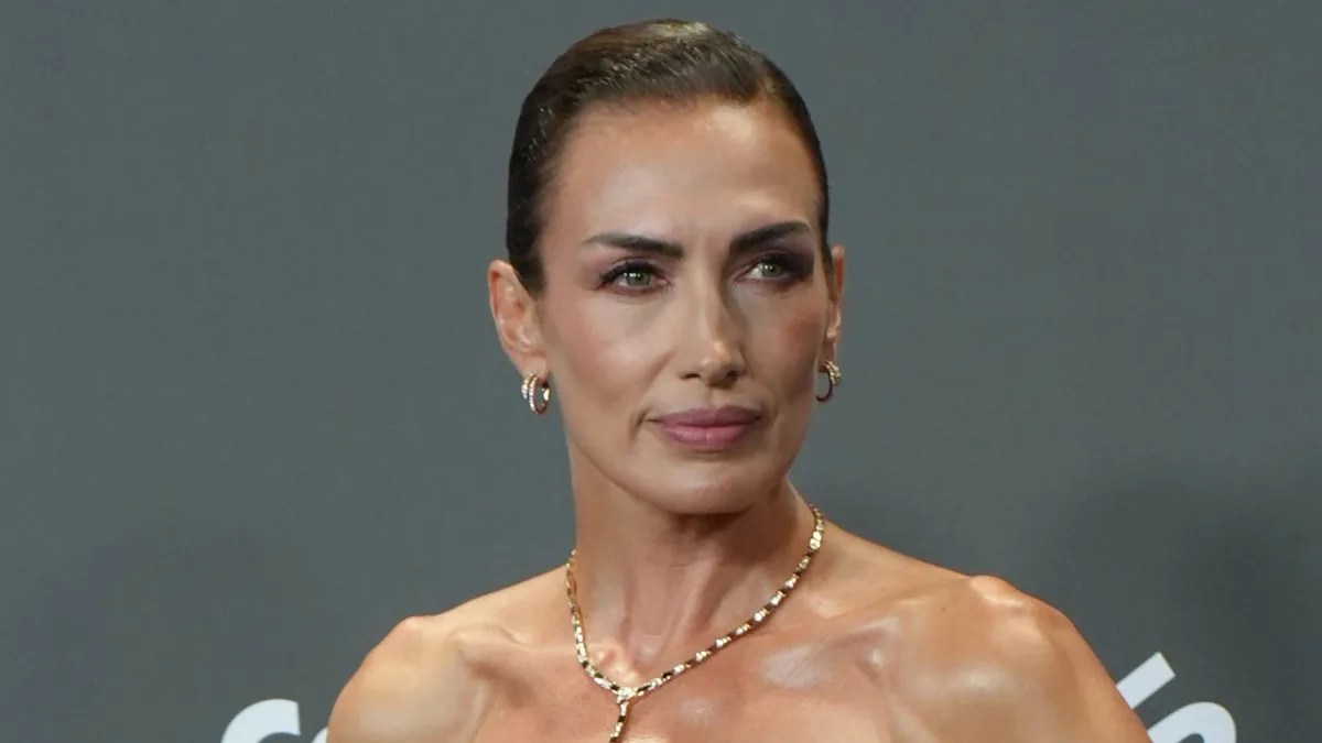 Nieves Álvarez, elegante embajadora de la moda española en Madrid con un seductor corsé y la falda plisada más llamativa