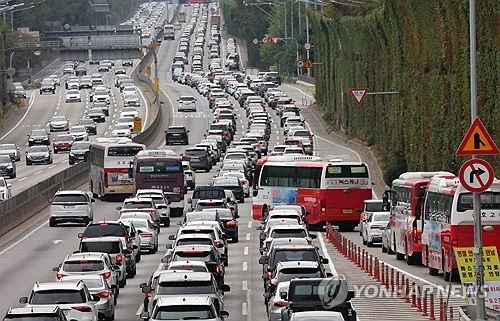 한글날 연휴 첫날 고속도로 정체 시작…서울→부산 7시간40분