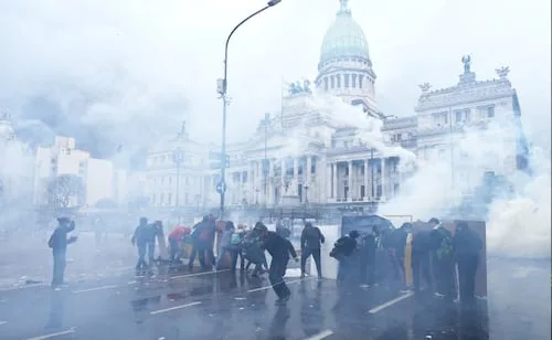 Nuevas protestas en Argentina dejan varios periodistas heridos; hay lesionados por balas de goma y gases lacrimógenos, reportan