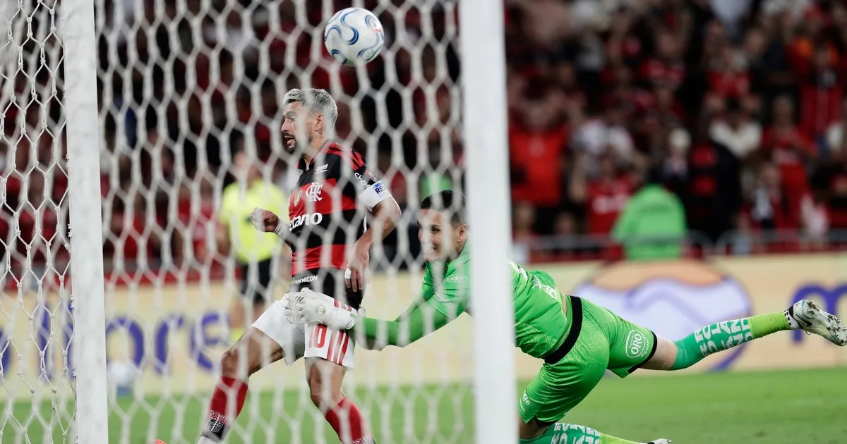 Video: el insólito blooper del arquero de Independiente del Valle ante Flamengo