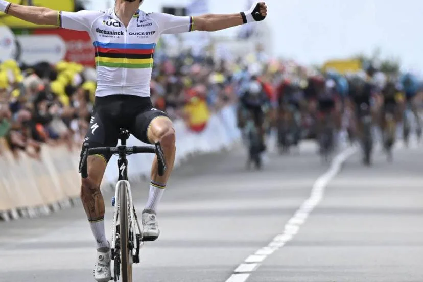 Revivez les exploits de Julian Alaphilippe à travers 10 unes marquantes du journal « L'Équipe »