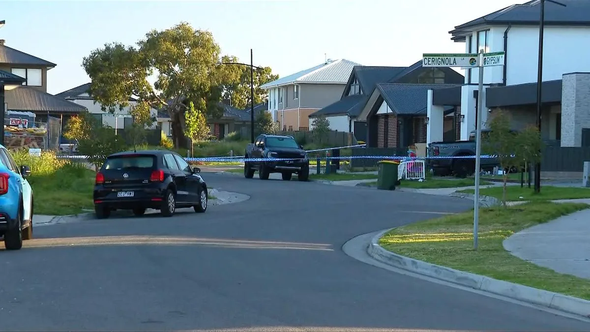 Melbourne man shot dead in suspected gangland execution shortly before family returns home