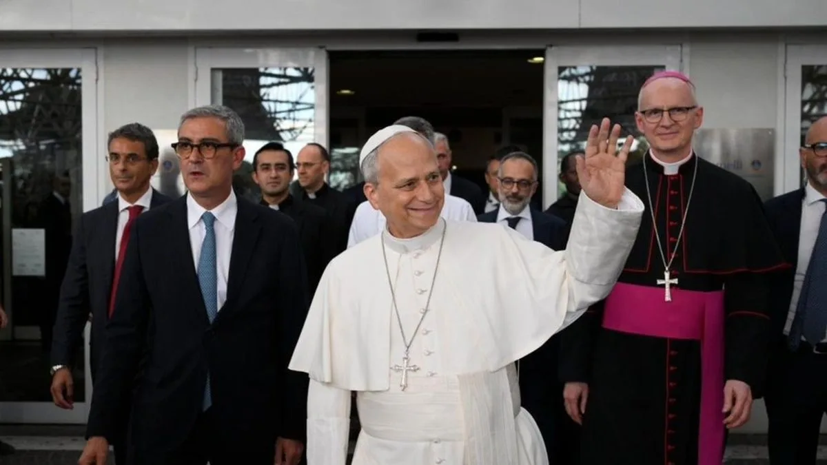 Con una sonrisa y saludando: así salió el papa León XIV del hospital Gemelli luego de ser dado de alta