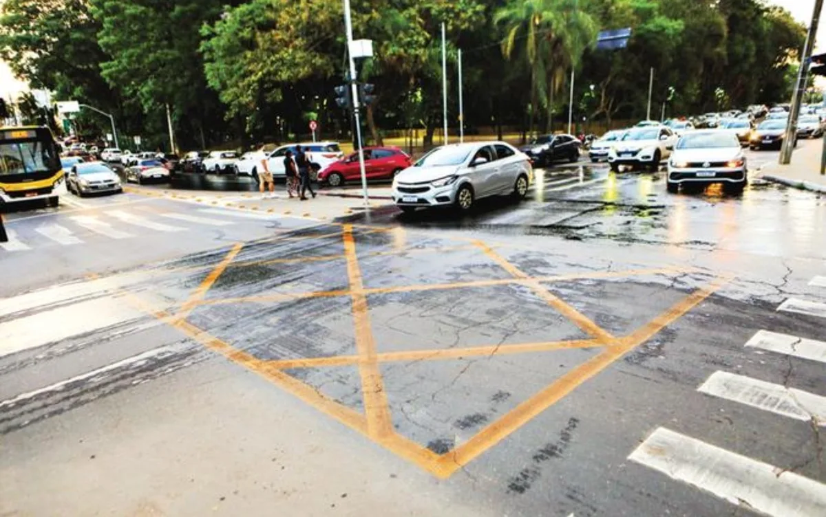 Goiânia passa a ter a primeira 'esquerda livre' no trânsito; veja os detalhes