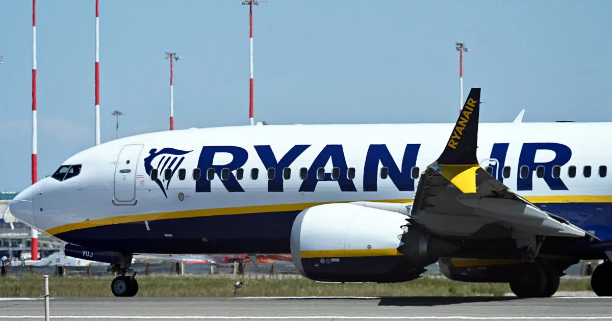 Grèce. Un passager avait failli être aspiré hors d'un avion Ryanair : ce que dit le premier rapport d'enquête