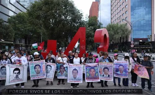 Corte rechaza atraer recurso de revisión de familiares de los 43 de Ayotzinapa; buscan modificar medidas a militar liberado