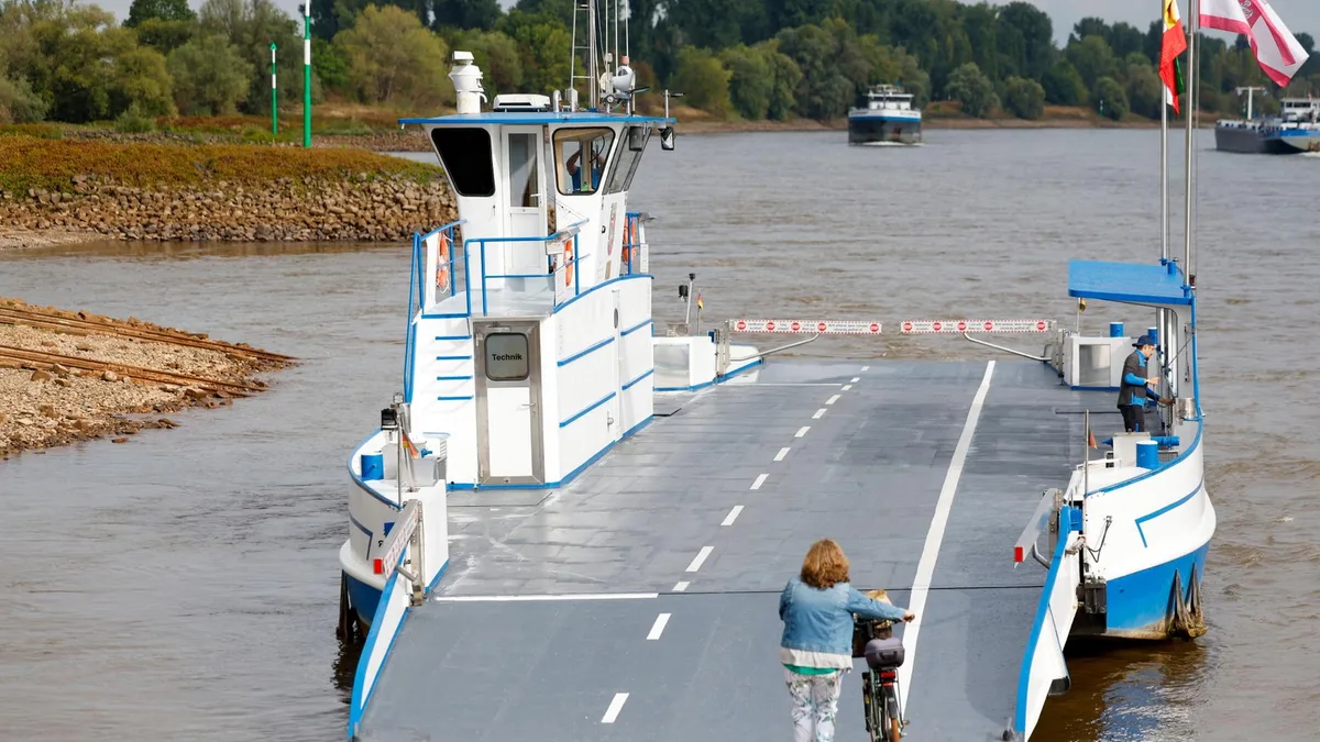 Rhein-Fähren fahren wieder - Binnenschiffe haben weiter Probleme