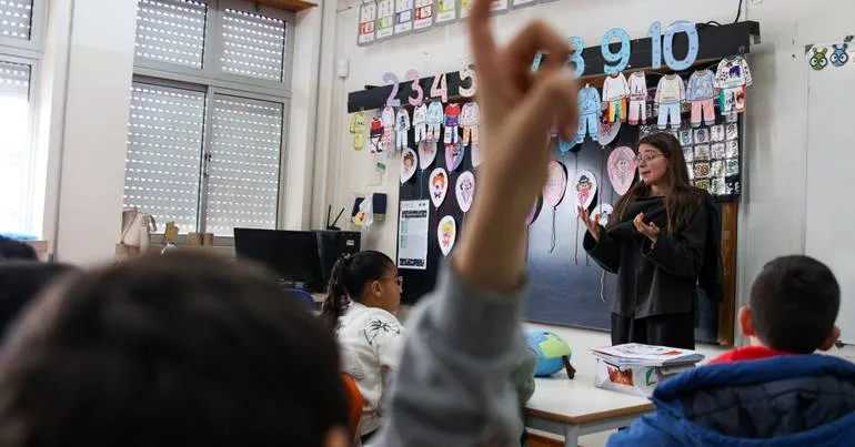 Almada. Aluno com necessidades educativas continua sem aulas