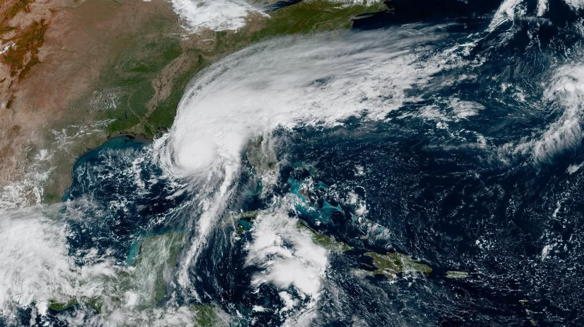 El huracán Isaías ya tocó tierra en Florida con vientos de 165 km/h: hay alertas por inundaciones y cortes de luz