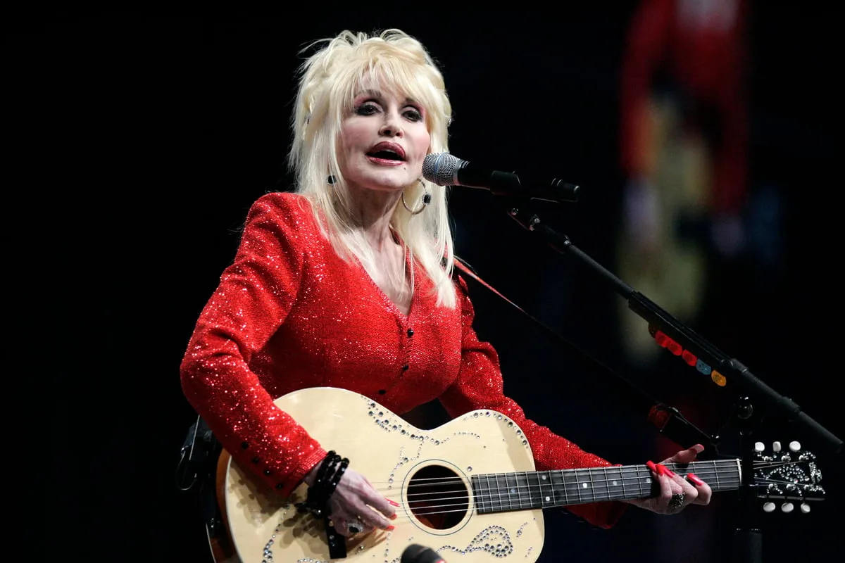 Moment audience at 9 To 5 musical gasp as they are told of Dolly Parton’s death