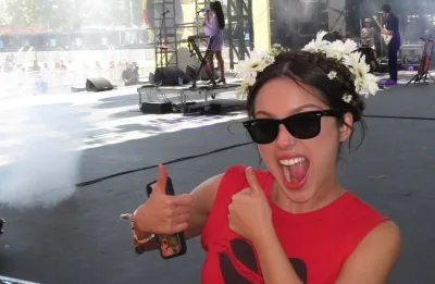 Olivia Rodrigo celebra 1ª edição de festival beneficente: “Maior alegria da minha carreira”