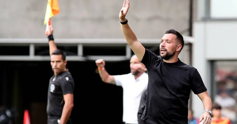 "Concordo com o campo inclinado mas para o outro lado..."