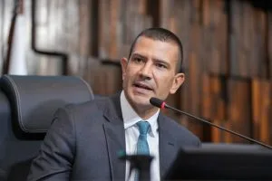 Douglas Ruas muda tom, ataca esquerda, ‘galera dos direitos humanos’ e critica Lula