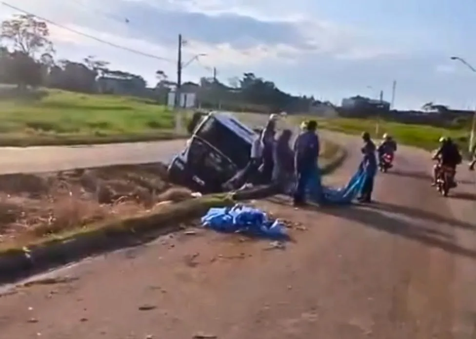 Caminhão carregado de galões de água tomba em Rio Branco