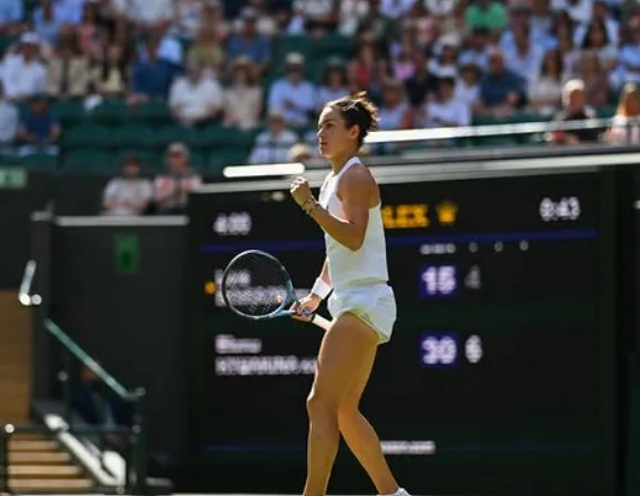 Tenista fica furiosa e quebra raquete na estreia do US Open; assista