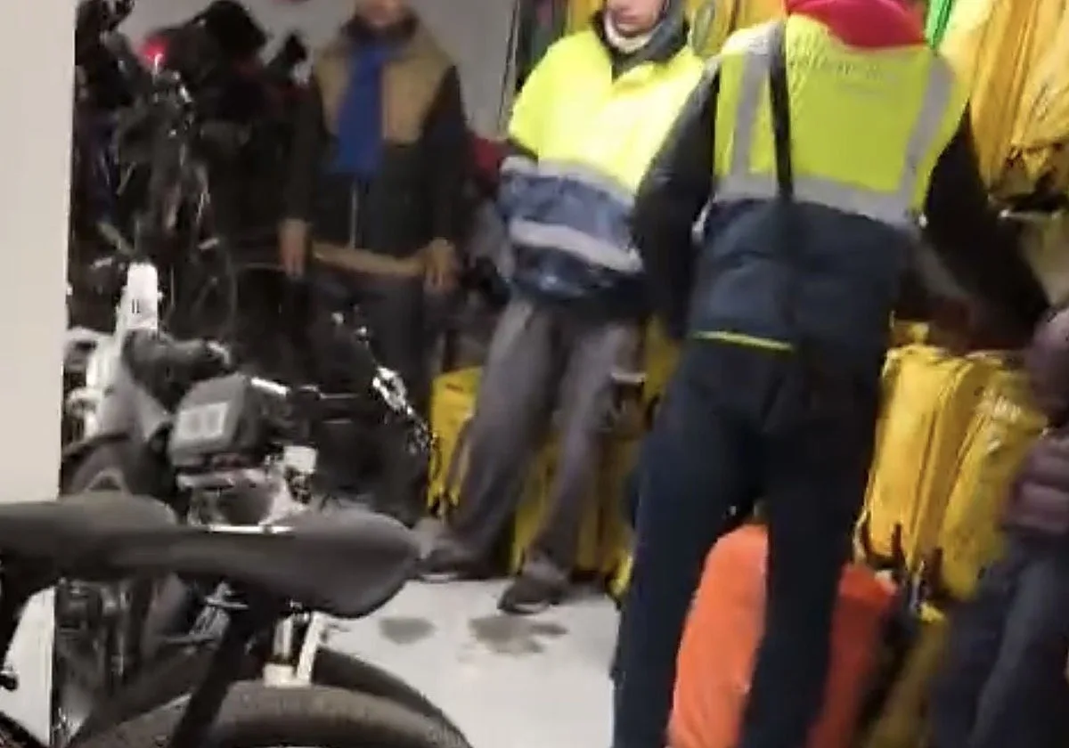 Muere un repartidor al arder una batería en un trastero de bicicletas de 'riders'