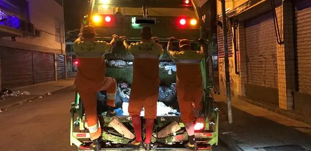 Homem é resgatado de caminhão de lixo após mais de 1 hora preso no veículo