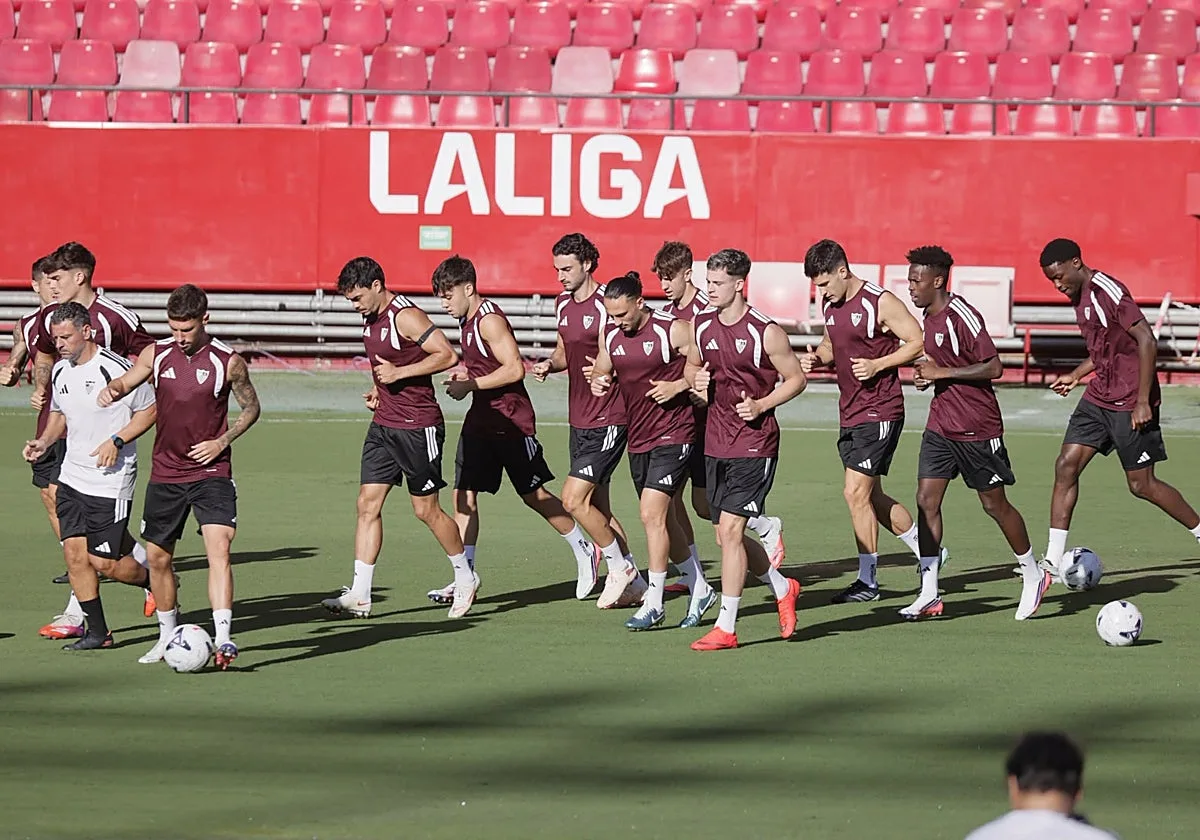 Alineaciones del Sevilla FC - Valencia de LaLiga EA Sports 2026-2027: onces y banquillo de suplentes