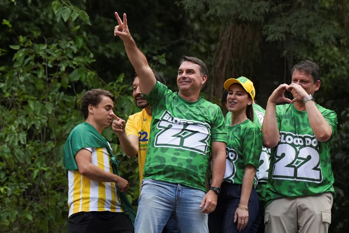 Flávio Bolsonaro prometió “refregarle” a Lula “los crímenes que cometió” contra Brasil durante el debate presidencial